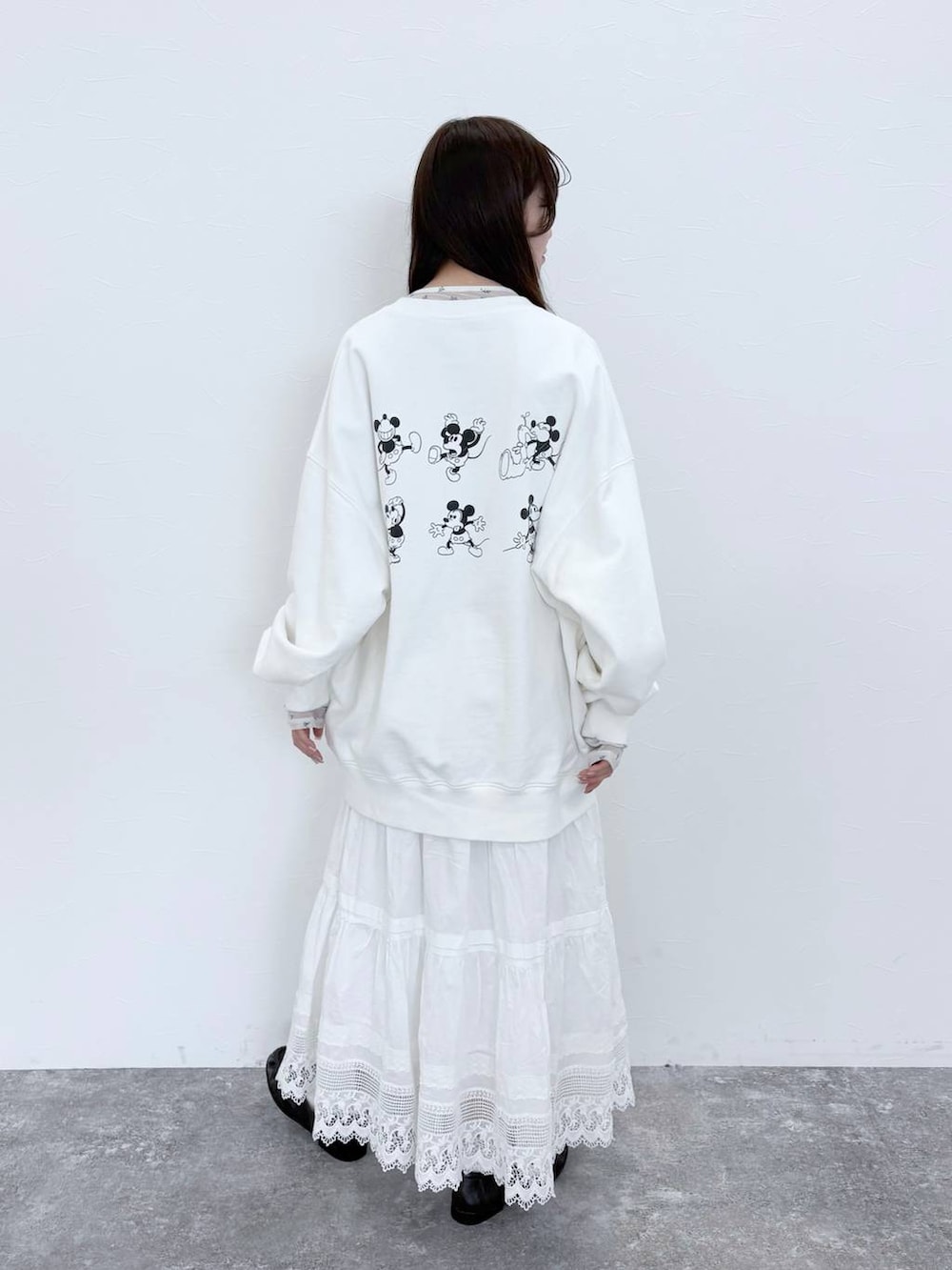 ホワイト系のTシャツ/カットソー、ブラウン系のローファー、ホワイト系のスウェットを着用したレディースの冬コーディネートの4枚目の写真