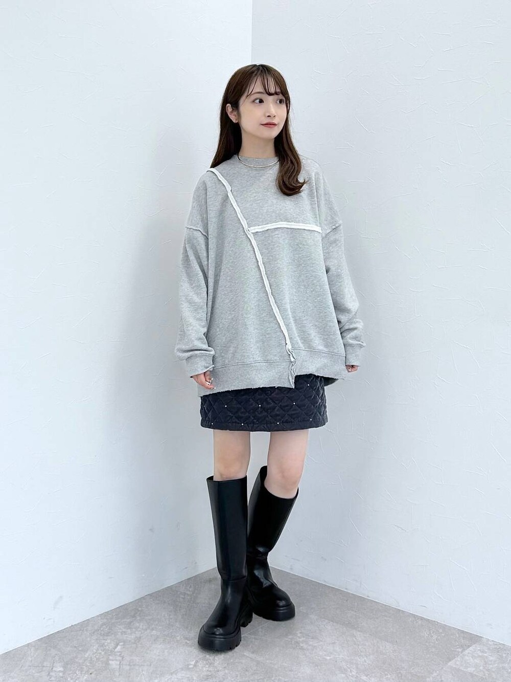 ブラック系のブーツ、ブラック系のブルゾン、グレー系のスウェットを着用したレディースの秋コーディネートの5枚目の写真