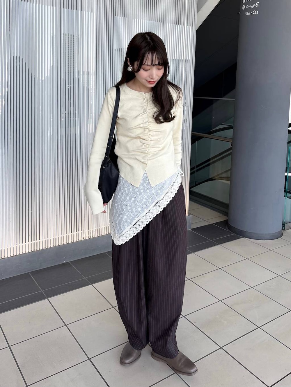 ブラウン系のその他パンツ、ホワイト系のカーディガン/ボレロ、ホワイト系のバンダナ/スカーフを着用したレディースの春コーディネートの2枚目の写真