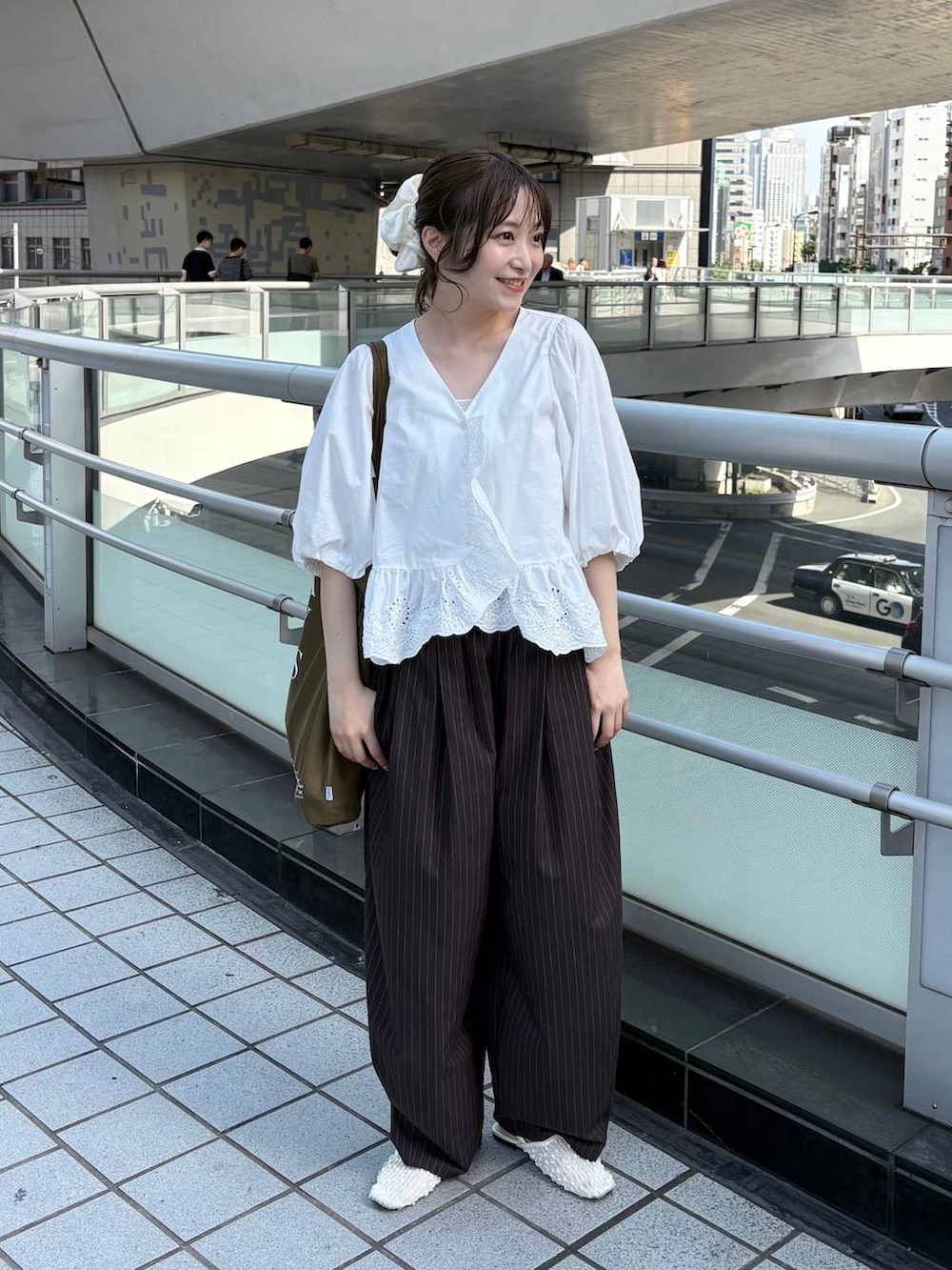 ブラウン系のその他パンツ、ホワイト系のシャツ/ブラウス、ホワイト系のパンプスを着用したレディースの夏コーディネートの2枚目の写真