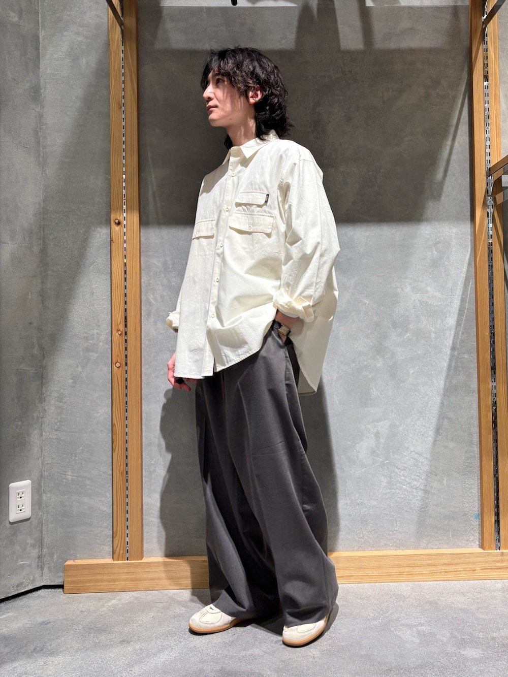 「ジャケット、スポーツミックス、春めき満開コーデ、春コーデ、カジュアルコーデ、春服コーデ、メンズコーデ、春、シンプルスタイル、オトナカジュアル、シンプルコーデ、ワイドパンツ、シャツスタイル、シャツコーデ」｜「Franklin Climbingの【Franklin Climbing】ユニセックスマウンテンフィールドロングスリーブシャツ（シャツ/ブラウス、ホワイト系）」を使った、山本瞳夏沙さん（メンズ・165cm）の春コーディネートの2枚目の写真