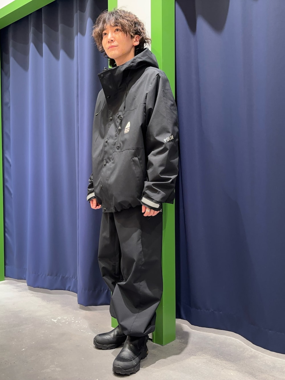 「冬コーデ、カジュアルコーデ、ブーツ、ブーツスタイル、シンフルコーデ、革靴、冬のコーデ」｜「Franklin Climbingの【Franklin ClimbingｘPOLER】コラボビックシルエットスノーアウター（ナイロンジャケット、ブラック系）」を使った、山本瞳夏沙さん（メンズ・165cm）の冬コーディネートの2枚目の写真