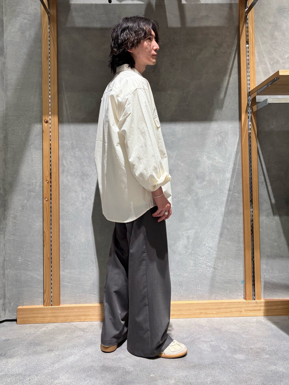「ジャケット、スポーツミックス、春めき満開コーデ、春コーデ、カジュアルコーデ、春服コーデ、メンズコーデ、春、シンプルスタイル、オトナカジュアル、シンプルコーデ、ワイドパンツ、シャツスタイル、シャツコーデ」｜「Franklin Climbingの【Franklin Climbing】ユニセックスマウンテンフィールドロングスリーブシャツ（シャツ/ブラウス、ホワイト系）」を使った、山本瞳夏沙さん（メンズ・165cm）の春コーディネートの4枚目の写真