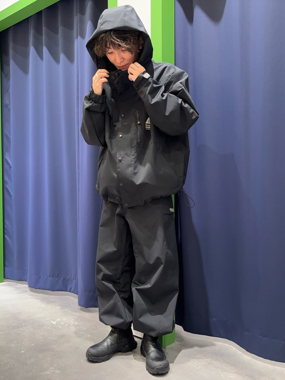 「冬コーデ、カジュアルコーデ、ブーツ、ブーツスタイル、シンフルコーデ、革靴、冬のコーデ」｜「Franklin Climbingの【Franklin ClimbingｘPOLER】コラボビックシルエットスノーアウター（ナイロンジャケット、ブラック系）」を使った、山本瞳夏沙さん（メンズ・165cm）の冬コーディネートの3枚目の写真