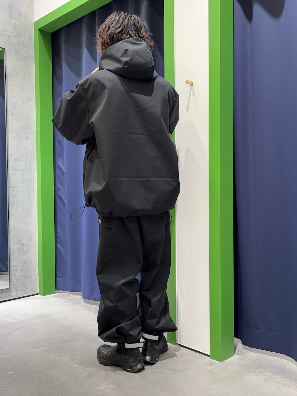 「冬コーデ、カジュアルコーデ、ブーツ、ブーツスタイル、シンフルコーデ、革靴、冬のコーデ」｜「Franklin Climbingの【Franklin ClimbingｘPOLER】コラボビックシルエットスノーアウター（ナイロンジャケット、ブラック系）」を使った、山本瞳夏沙さん（メンズ・165cm）の冬コーディネートの4枚目の写真