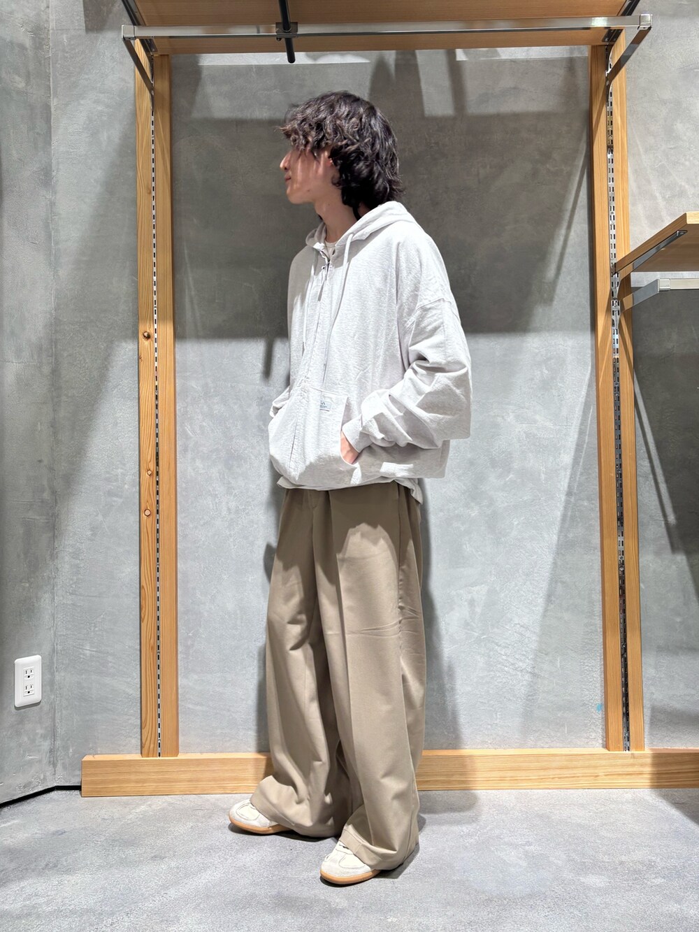 「パーカー、パーティースタイル、パーカーコーデ、春コーデ、春めき満開コーデ、カジュアルコーデ、春服コーデ、メンズコーデ、春、シンプルスタイル、オトナカジュアル、シンプルコーデ、カジュアルスタイル、お洒落さんとつながりたい、休日コーデ」｜「Dickiesの【Dickies】別注ウエスト紐付きワイドストレートパンツ（その他パンツ、ベージュ系）」を使った、山本瞳夏沙さん（メンズ・165cm）の春コーディネートの2枚目の写真