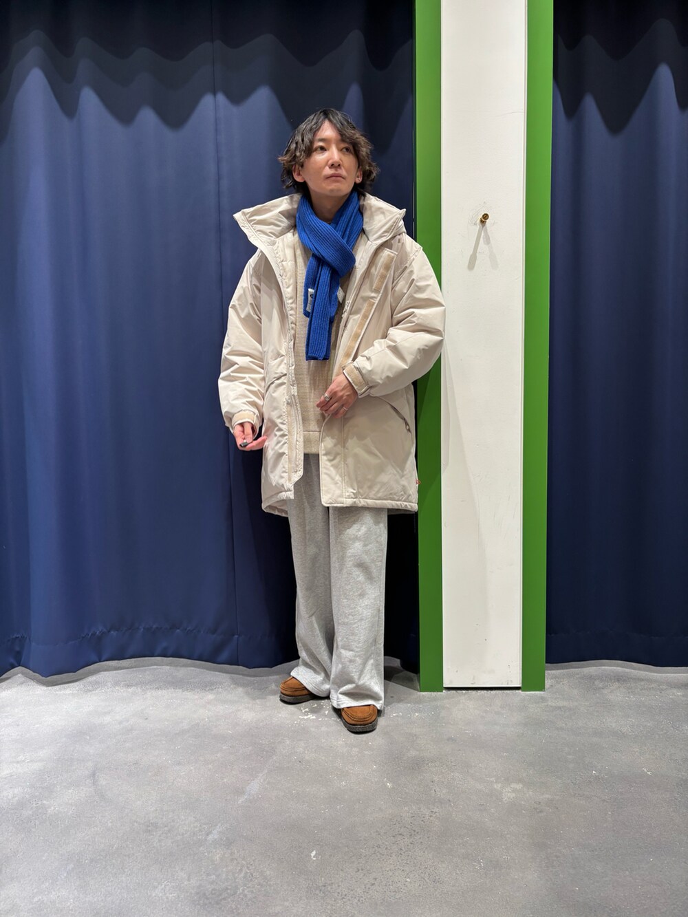 グレー系のスウェットパンツ、ホワイト系のニット/セーターを着用したメンズの冬コーディネートの3枚目の写真