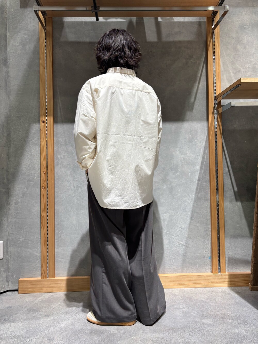 「ジャケット、スポーツミックス、春めき満開コーデ、春コーデ、カジュアルコーデ、春服コーデ、メンズコーデ、春、シンプルスタイル、オトナカジュアル、シンプルコーデ、ワイドパンツ、シャツスタイル、シャツコーデ」｜「Franklin Climbingの【Franklin Climbing】ユニセックスマウンテンフィールドロングスリーブシャツ（シャツ/ブラウス、ホワイト系）」を使った、山本瞳夏沙さん（メンズ・165cm）の春コーディネートの3枚目の写真