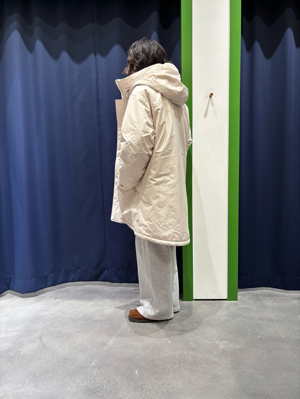 グレー系のスウェットパンツ、ホワイト系のニット/セーターを着用したメンズの冬コーディネートの4枚目の写真