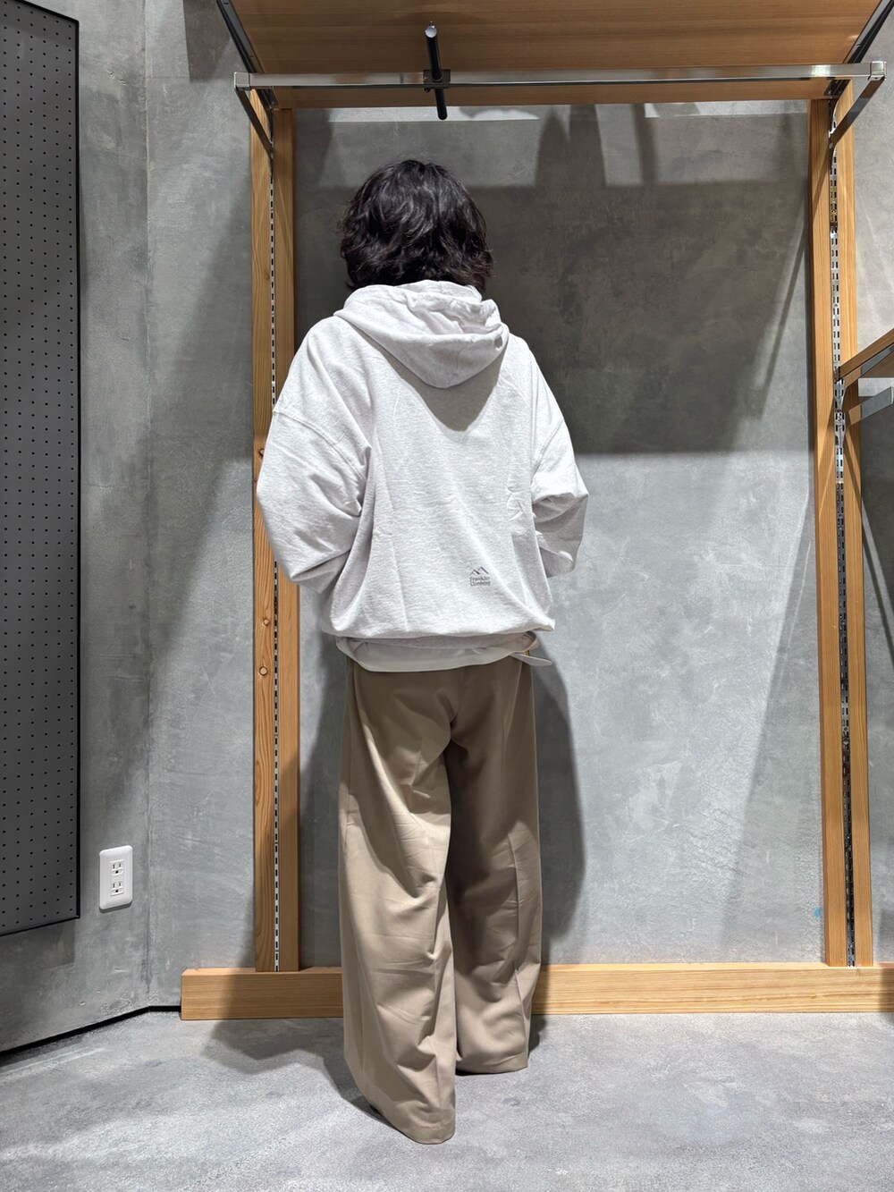「パーカー、パーティースタイル、パーカーコーデ、春コーデ、春めき満開コーデ、カジュアルコーデ、春服コーデ、メンズコーデ、春、シンプルスタイル、オトナカジュアル、シンプルコーデ、カジュアルスタイル、お洒落さんとつながりたい、休日コーデ」｜「Dickiesの【Dickies】別注ウエスト紐付きワイドストレートパンツ（その他パンツ、ベージュ系）」を使った、山本瞳夏沙さん（メンズ・165cm）の春コーディネートの3枚目の写真