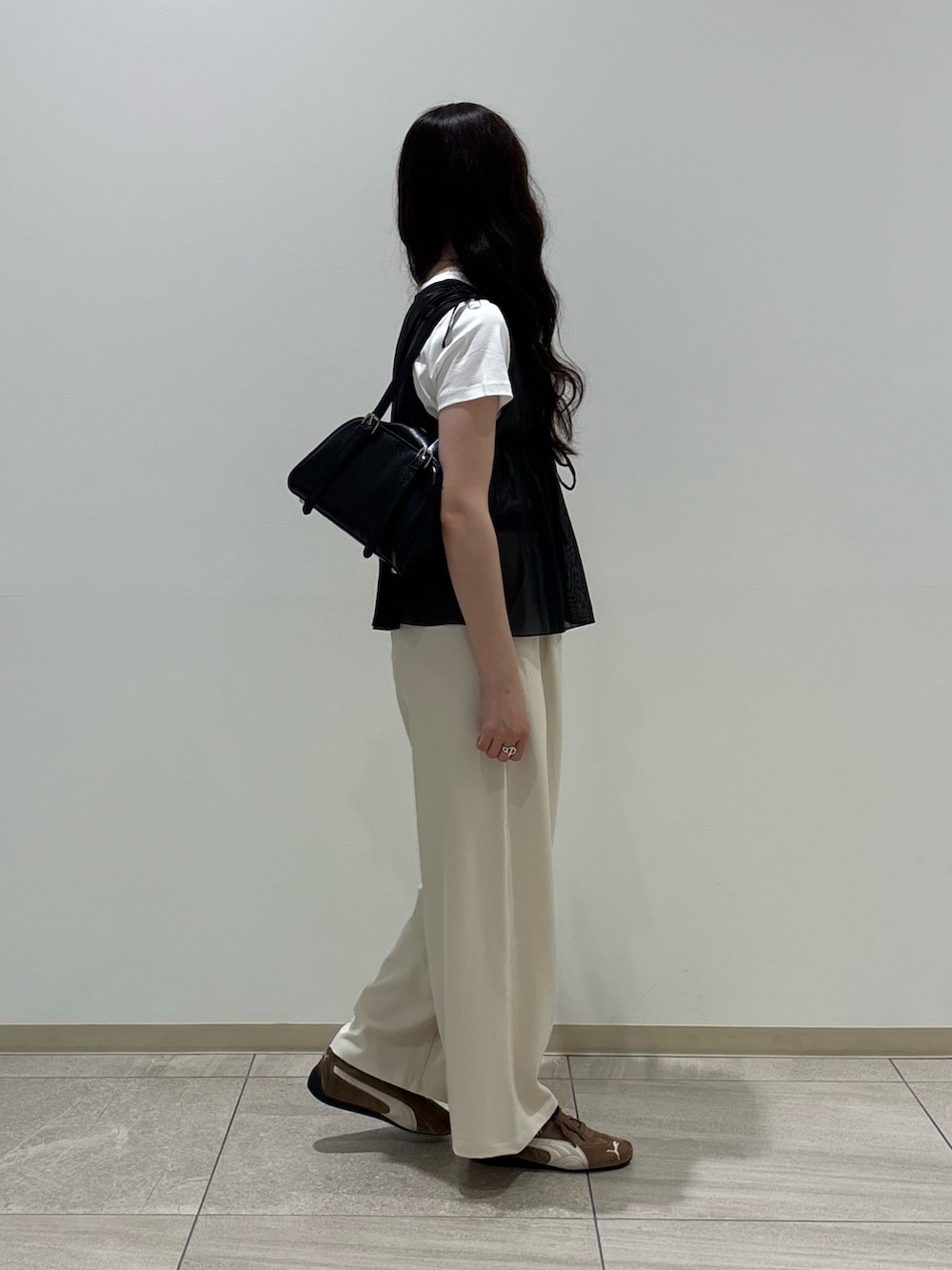 ブラック系のシャツ/ブラウス、ホワイト系のTシャツ/カットソー、ホワイト系のスラックスを着用したレディースの夏コーディネートの2枚目の写真