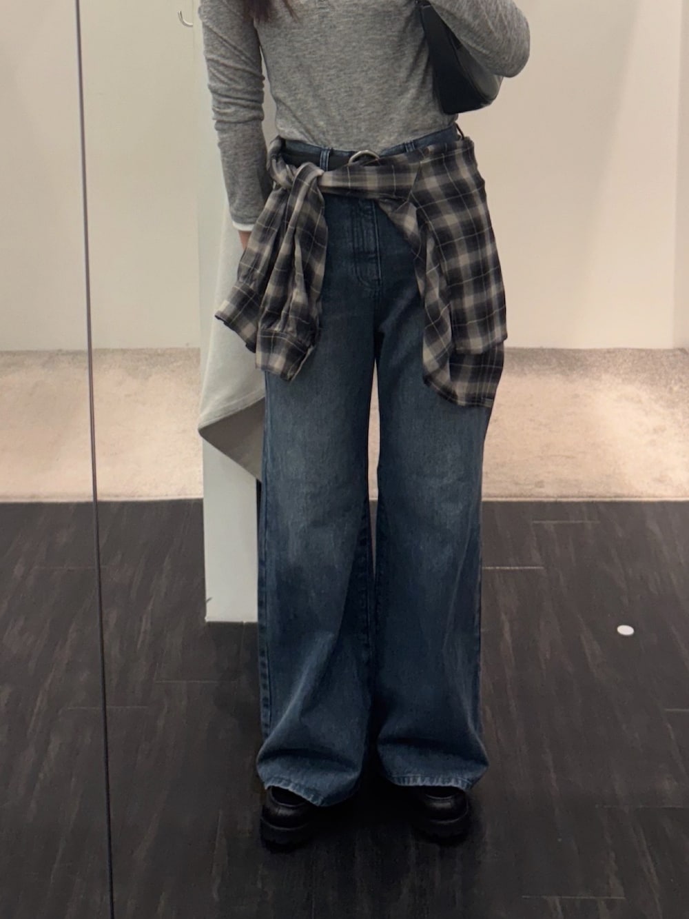 グレー系のTシャツ/カットソー、ブラック系のシャツ/ブラウス、ブラック系のハンドバッグを着用したレディースの秋コーディネートの3枚目の写真