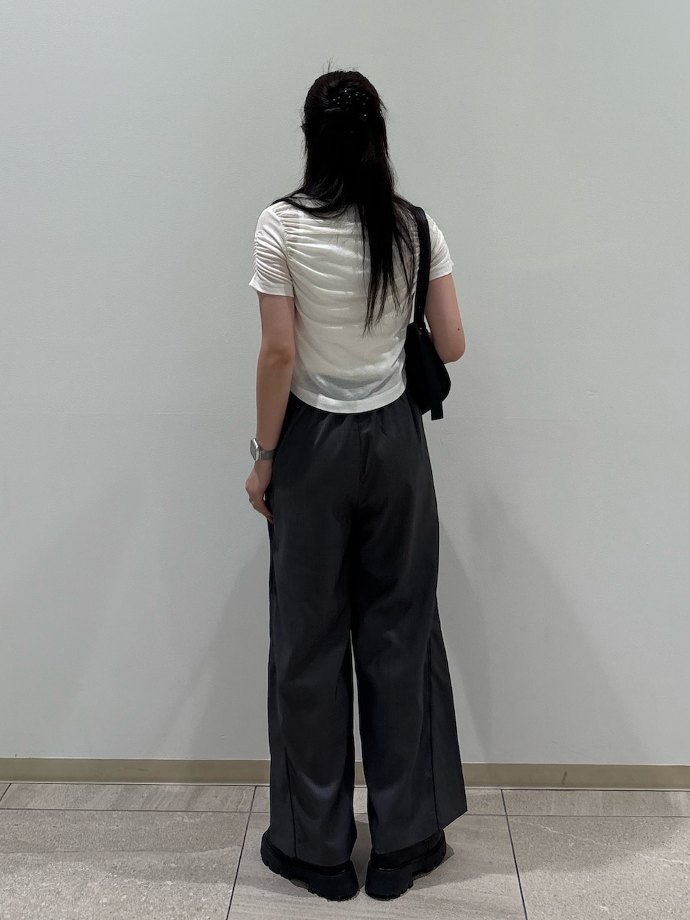 ホワイト系のTシャツ/カットソー、グレー系のその他パンツ、ブラック系のショルダーバッグを着用したレディースの夏コーディネートの3枚目の写真