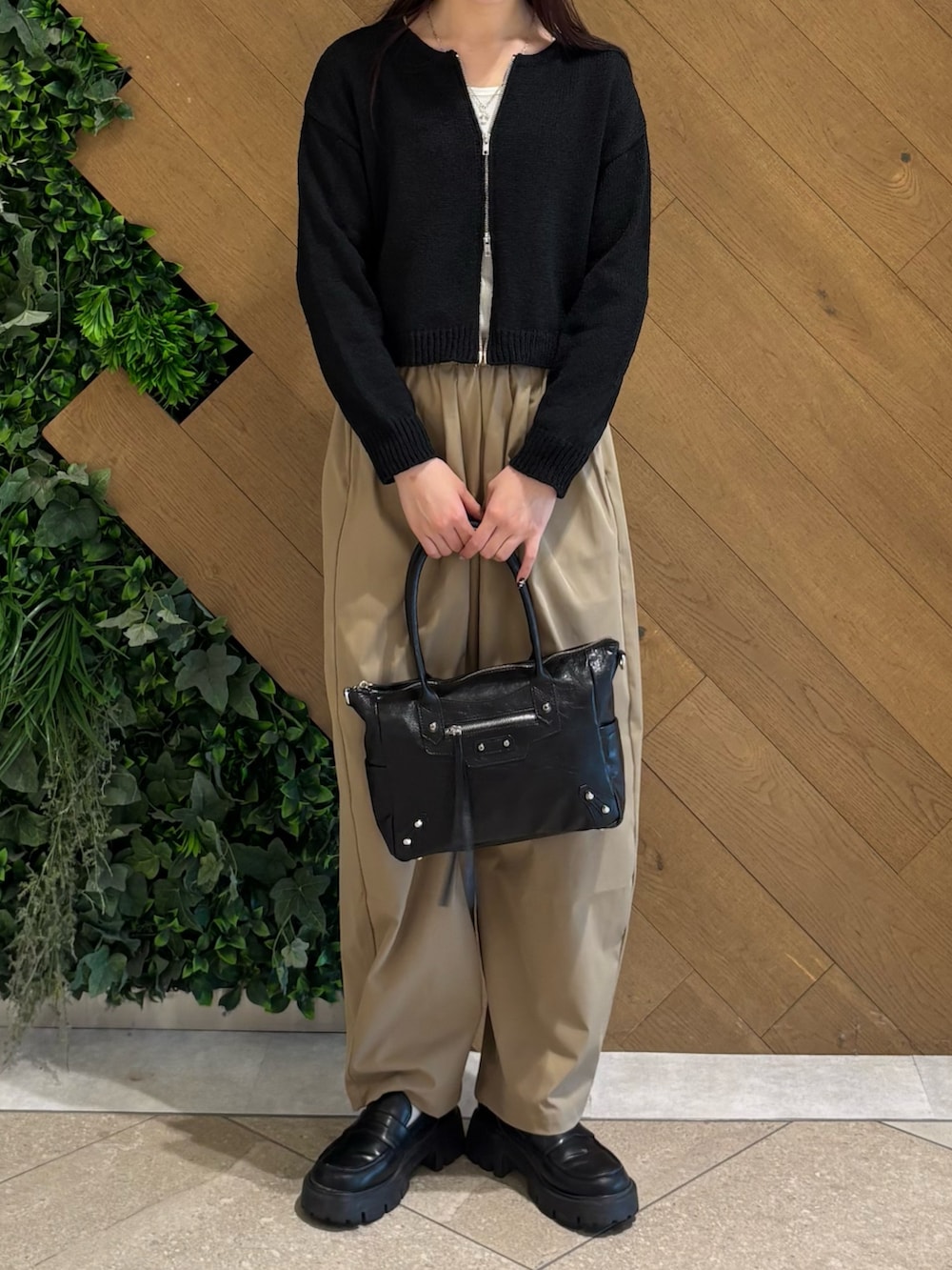 ブラック系のカーディガン/ボレロ、ベージュ系のその他パンツ、ホワイト系のTシャツ/カットソーを着用したレディースの春コーディネートの2枚目の写真