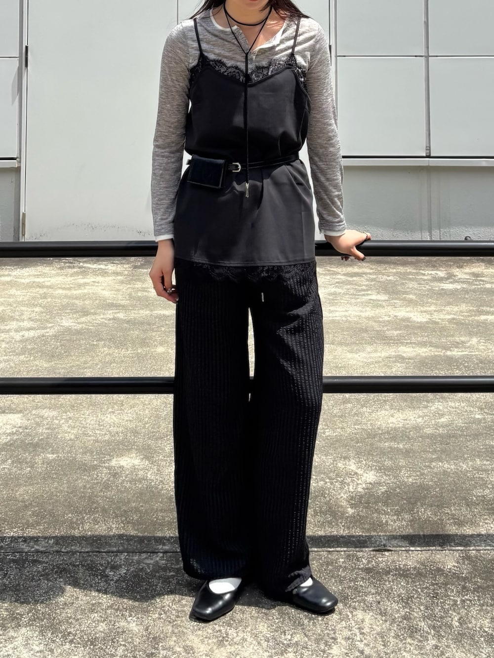 ブラック系のキャミソール、グレー系のTシャツ/カットソー、ブラック系のその他パンツを着用したレディースの春コーディネートの4枚目の写真