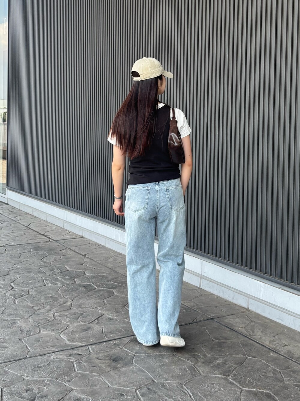 ホワイト系のTシャツ/カットソー、ブラック系のタンクトップ、ブルー系のデニムパンツを着用したレディースの夏コーディネートの2枚目の写真