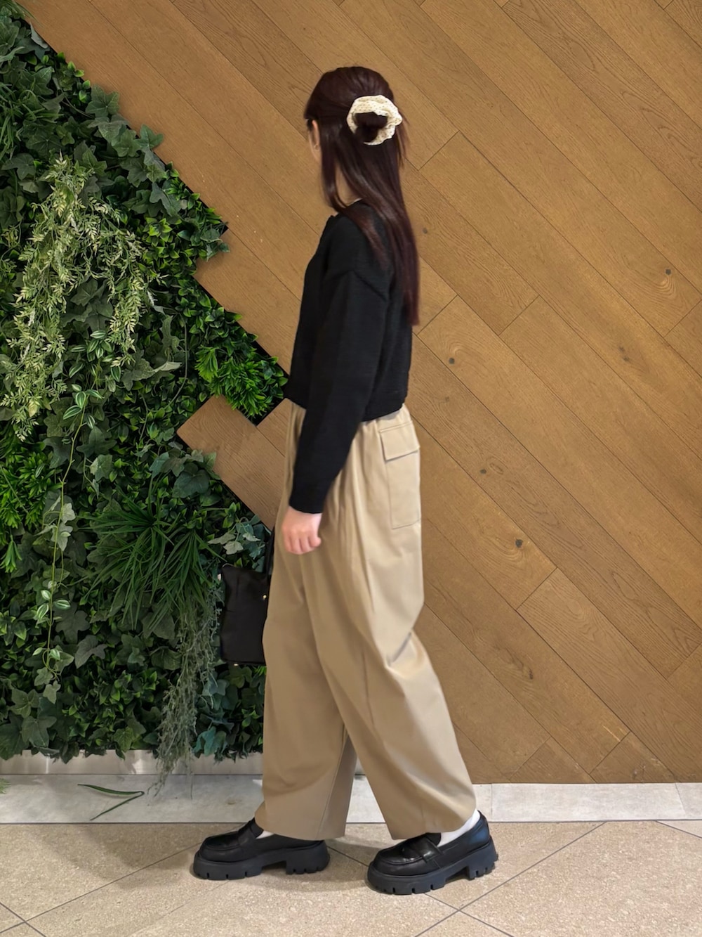 ブラック系のカーディガン/ボレロ、ベージュ系のその他パンツ、ホワイト系のTシャツ/カットソーを着用したレディースの春コーディネートの3枚目の写真