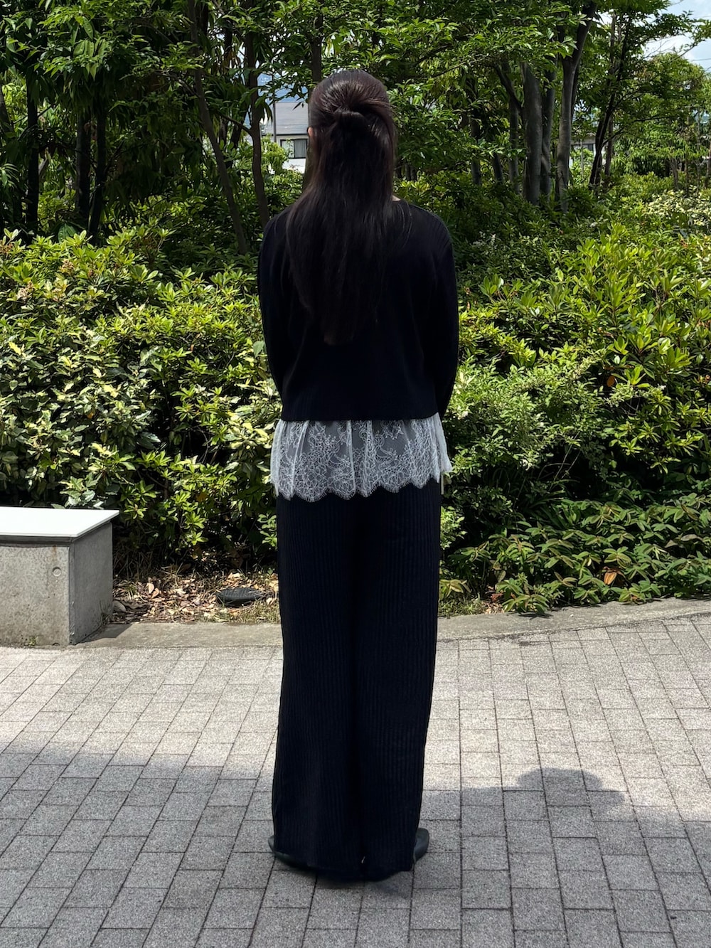 ホワイト系のキャミソール、ブラック系のカーディガン/ボレロ、ブラック系のその他パンツを着用したレディースの春コーディネートの2枚目の写真