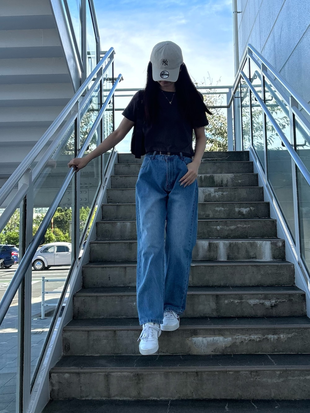 グレー系のTシャツ/カットソー、ブルー系のデニムパンツを着用したレディースの夏コーディネートの3枚目の写真