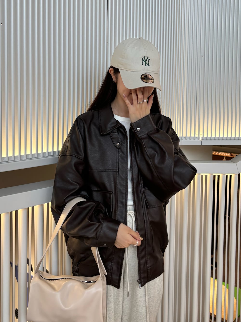 「秋服、カジュアルスタイル、レザージャケット、スウェットパンツ、ブラウン、高身長女子、韓国ファッション」｜「COLONY 2139のWEB・一部店舗限定 / ドロストスウェットパンツ（スウェットパンツ、ホワイト系）」を使った、shionさん（レディース・168cm）の秋コーディネートの2枚目の写真
