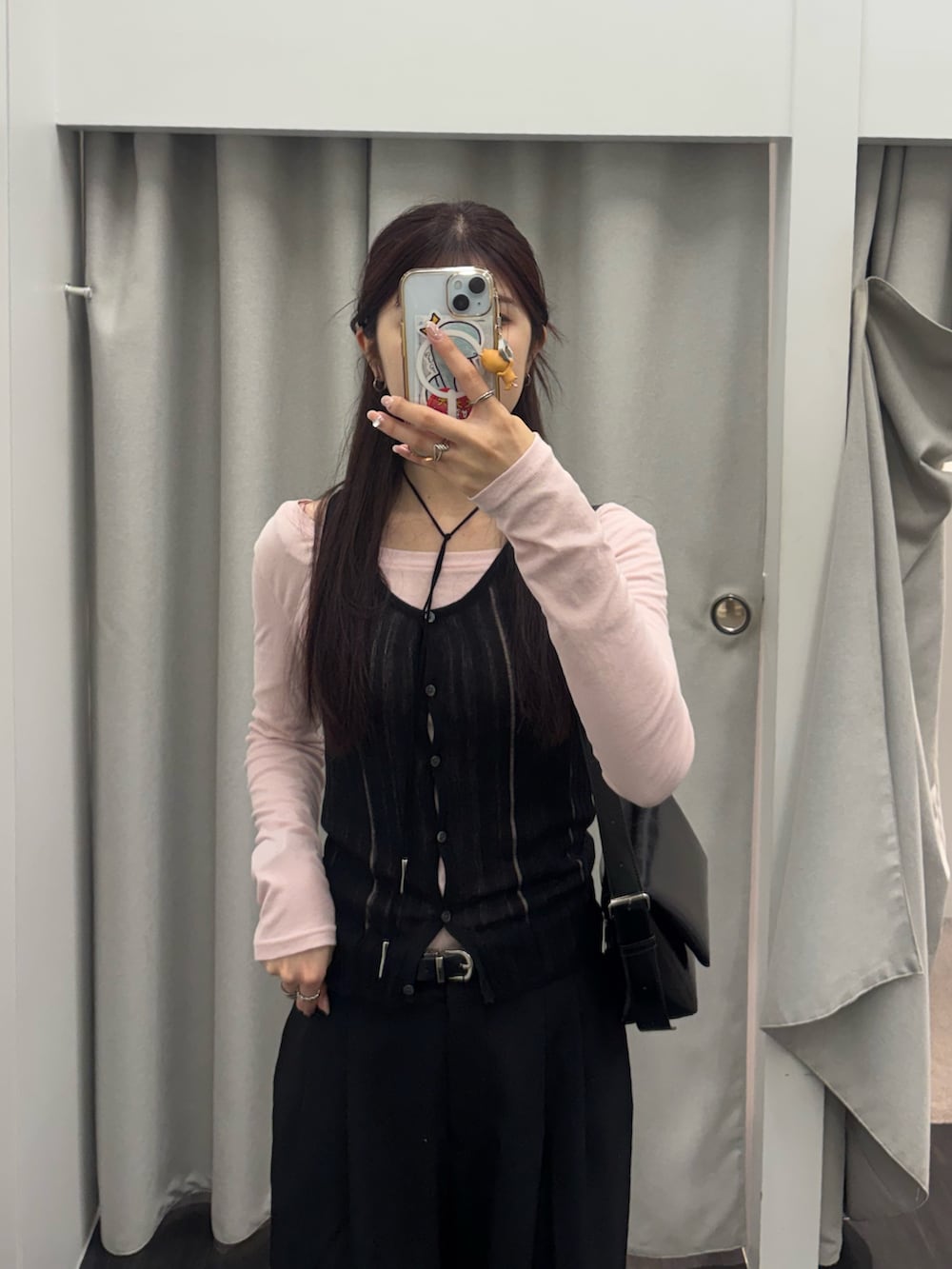 ブラック系のその他パンツ、ブラック系のショルダーバッグ、ブラック系のタンクトップを着用したレディースの春コーディネートの2枚目の写真