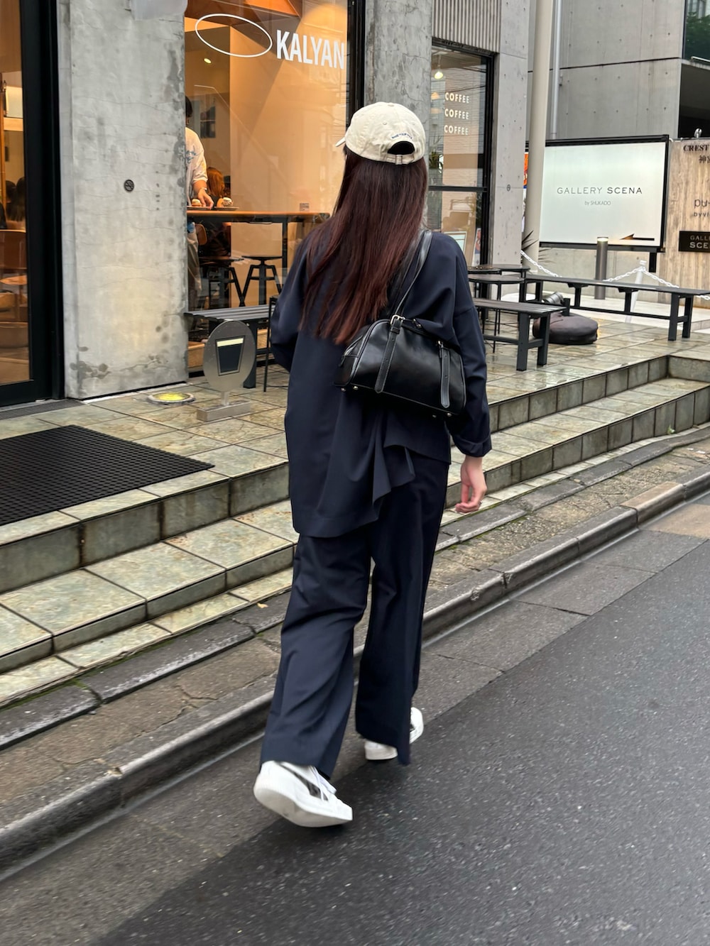 ホワイト系のタンクトップ、ブラック系のボストンバッグ、ブルー系のシャツ/ブラウスを着用したレディースの秋コーディネートの3枚目の写真