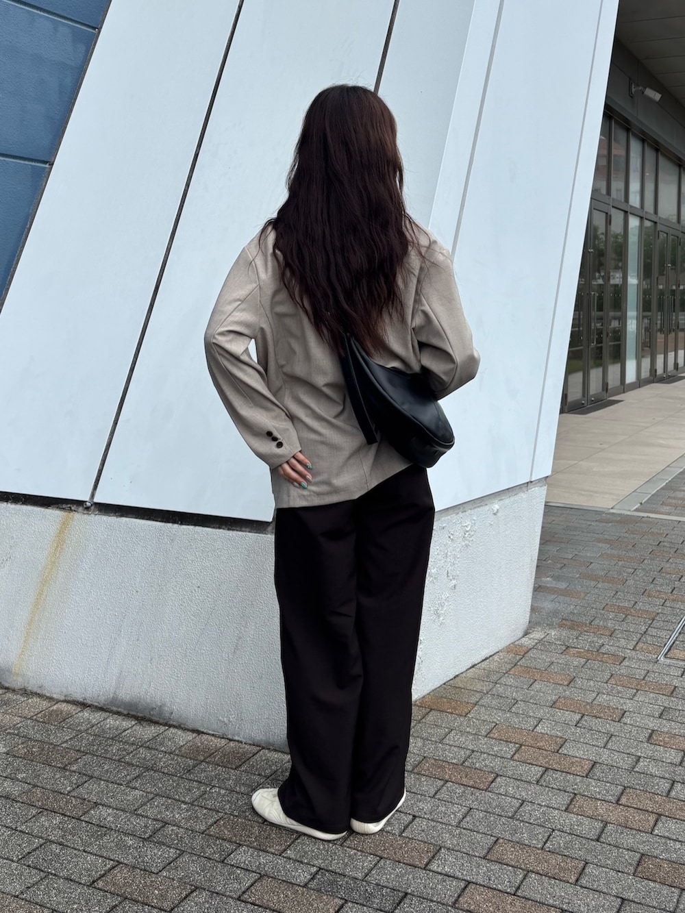 ベージュ系のシャツ/ブラウス、ホワイト系のTシャツ/カットソー、ブラック系のショルダーバッグを着用したレディースの夏コーディネートの2枚目の写真
