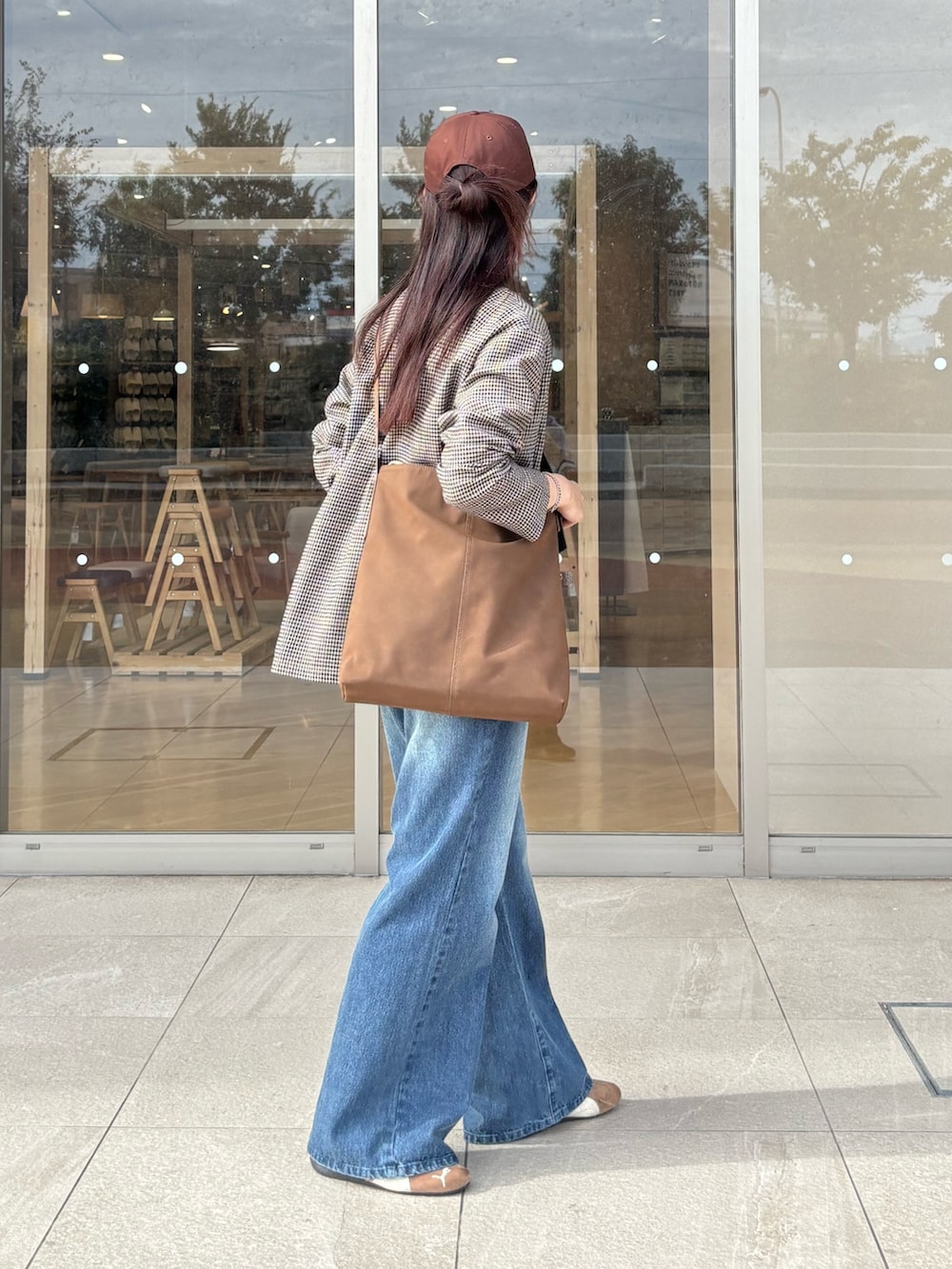 ブラウン系のテーラードジャケット、ホワイト系のTシャツ/カットソー、ブラウン系のショルダーバッグを着用したレディースの秋コーディネートの3枚目の写真