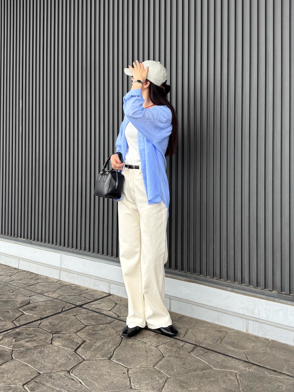 ホワイト系のデニムパンツ、ブラック系のボストンバッグ、ブルー系のシャツ/ブラウスを着用したレディースの夏コーディネートの4枚目の写真