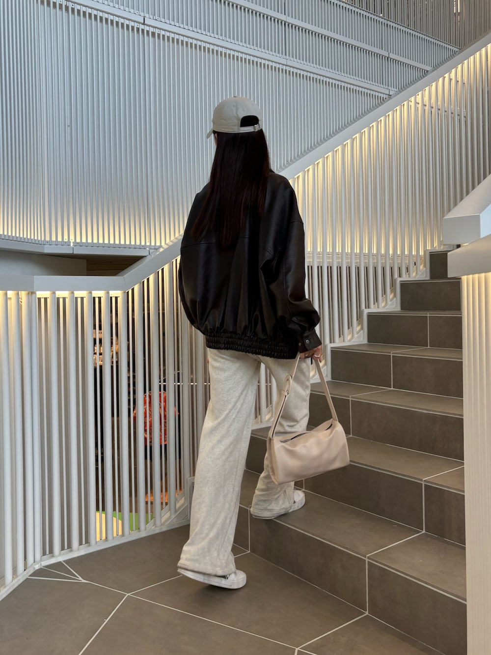 「秋服、カジュアルスタイル、レザージャケット、スウェットパンツ、ブラウン、高身長女子、韓国ファッション」｜「COLONY 2139のWEB・一部店舗限定 / ドロストスウェットパンツ（スウェットパンツ、ホワイト系）」を使った、shionさん（レディース・168cm）の秋コーディネートの3枚目の写真
