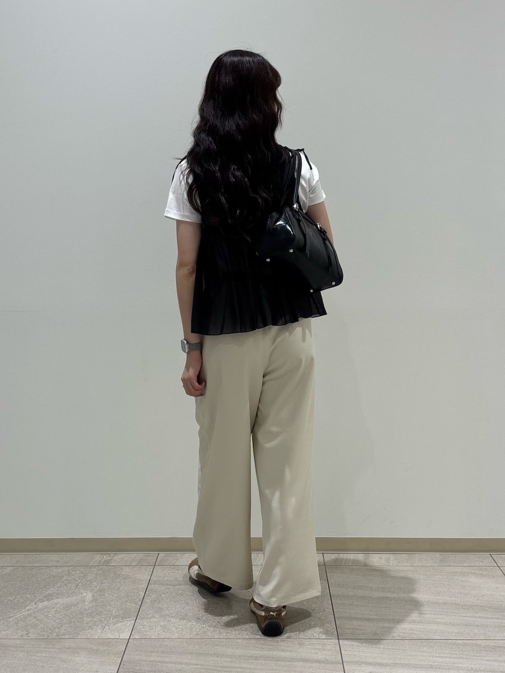 ブラック系のシャツ/ブラウス、ホワイト系のTシャツ/カットソー、ホワイト系のスラックスを着用したレディースの夏コーディネートの3枚目の写真