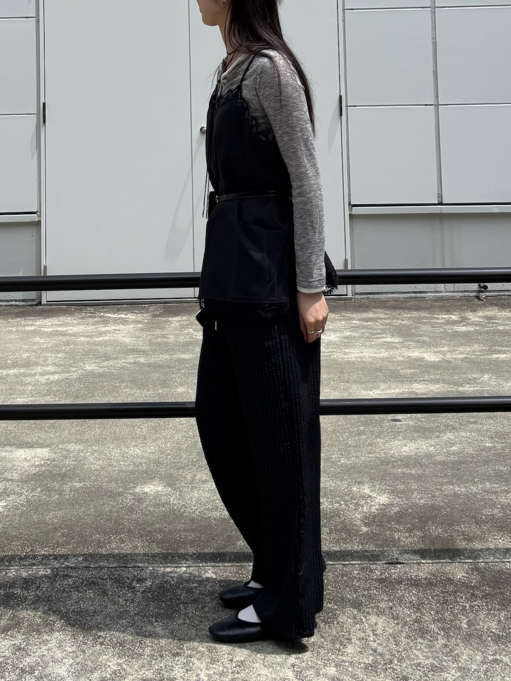 ブラック系のキャミソール、グレー系のTシャツ/カットソー、ブラック系のその他パンツを着用したレディースの春コーディネートの3枚目の写真