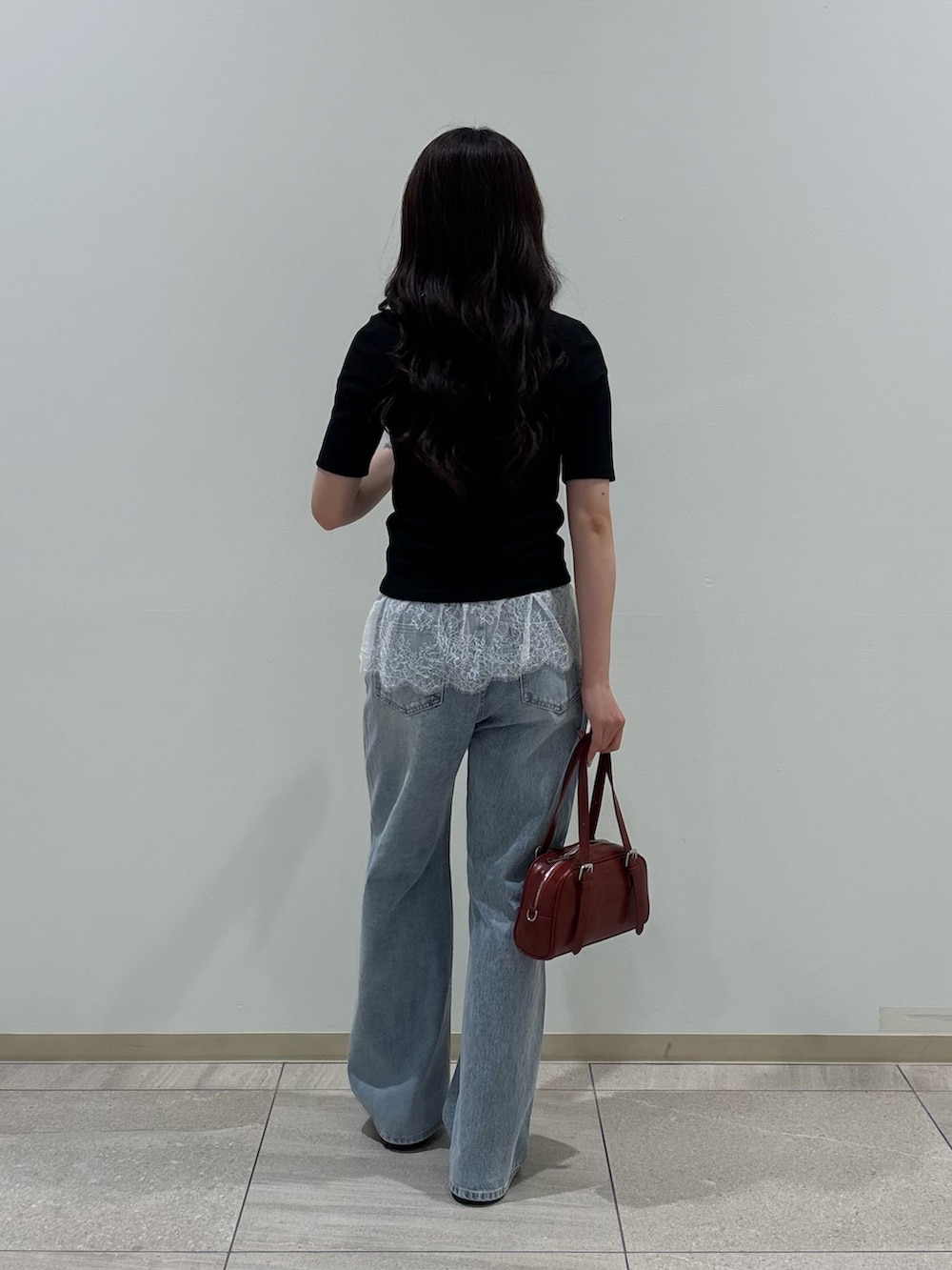ブラック系のTシャツ/カットソー、ホワイト系のキャミソール、レッド系のボストンバッグを着用したレディースの夏コーディネートの2枚目の写真