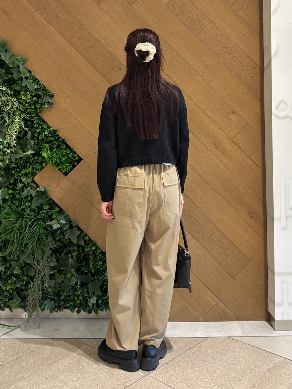 ブラック系のカーディガン/ボレロ、ベージュ系のその他パンツ、ホワイト系のTシャツ/カットソーを着用したレディースの春コーディネートの4枚目の写真