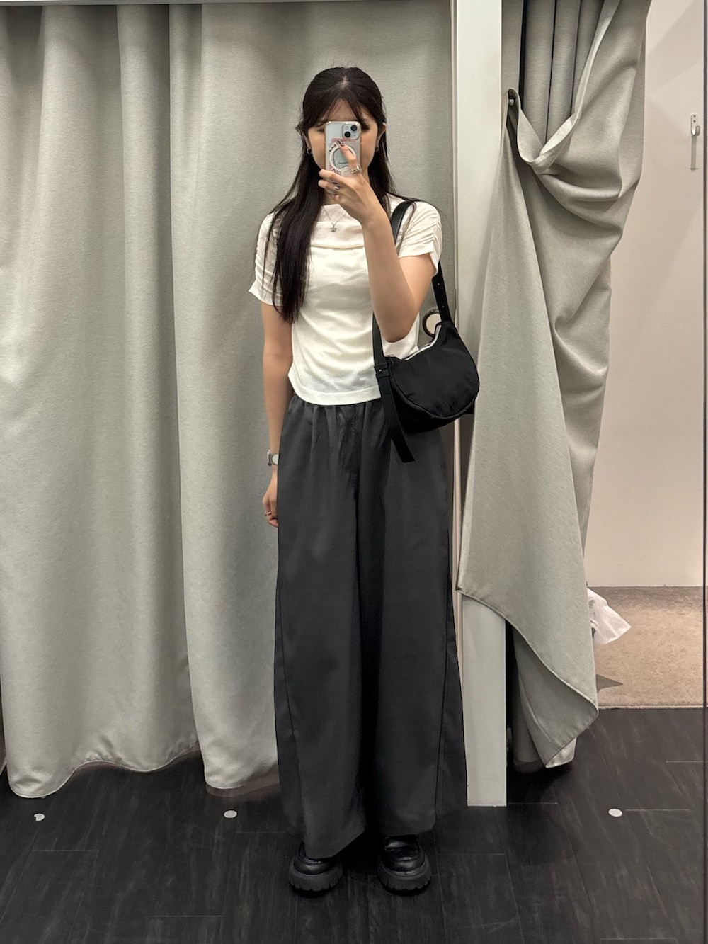 ホワイト系のTシャツ/カットソー、グレー系のその他パンツ、ブラック系のショルダーバッグを着用したレディースの夏コーディネートの2枚目の写真