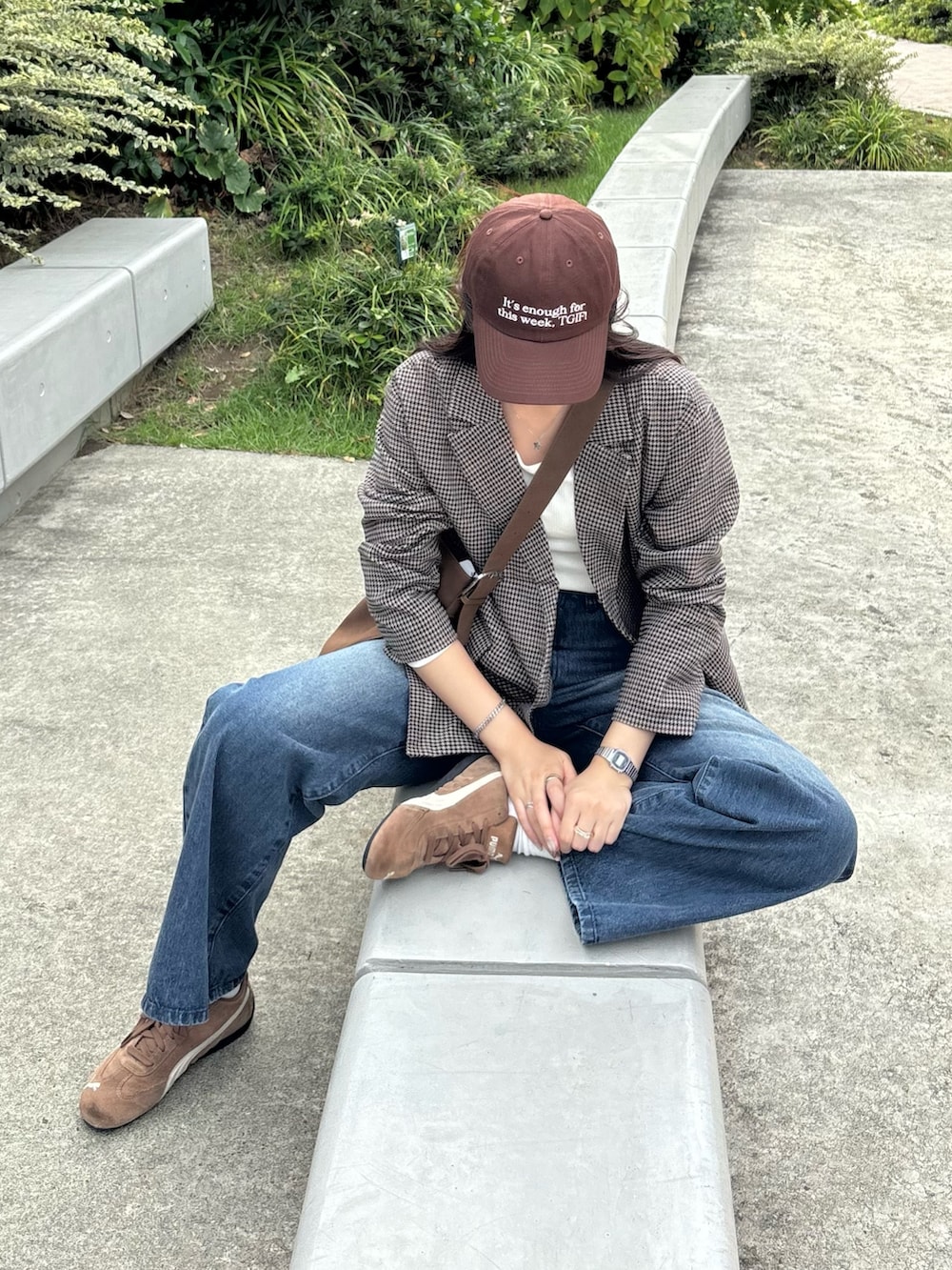 ブラウン系のテーラードジャケット、ホワイト系のTシャツ/カットソー、ブラウン系のショルダーバッグを着用したレディースの秋コーディネートの2枚目の写真