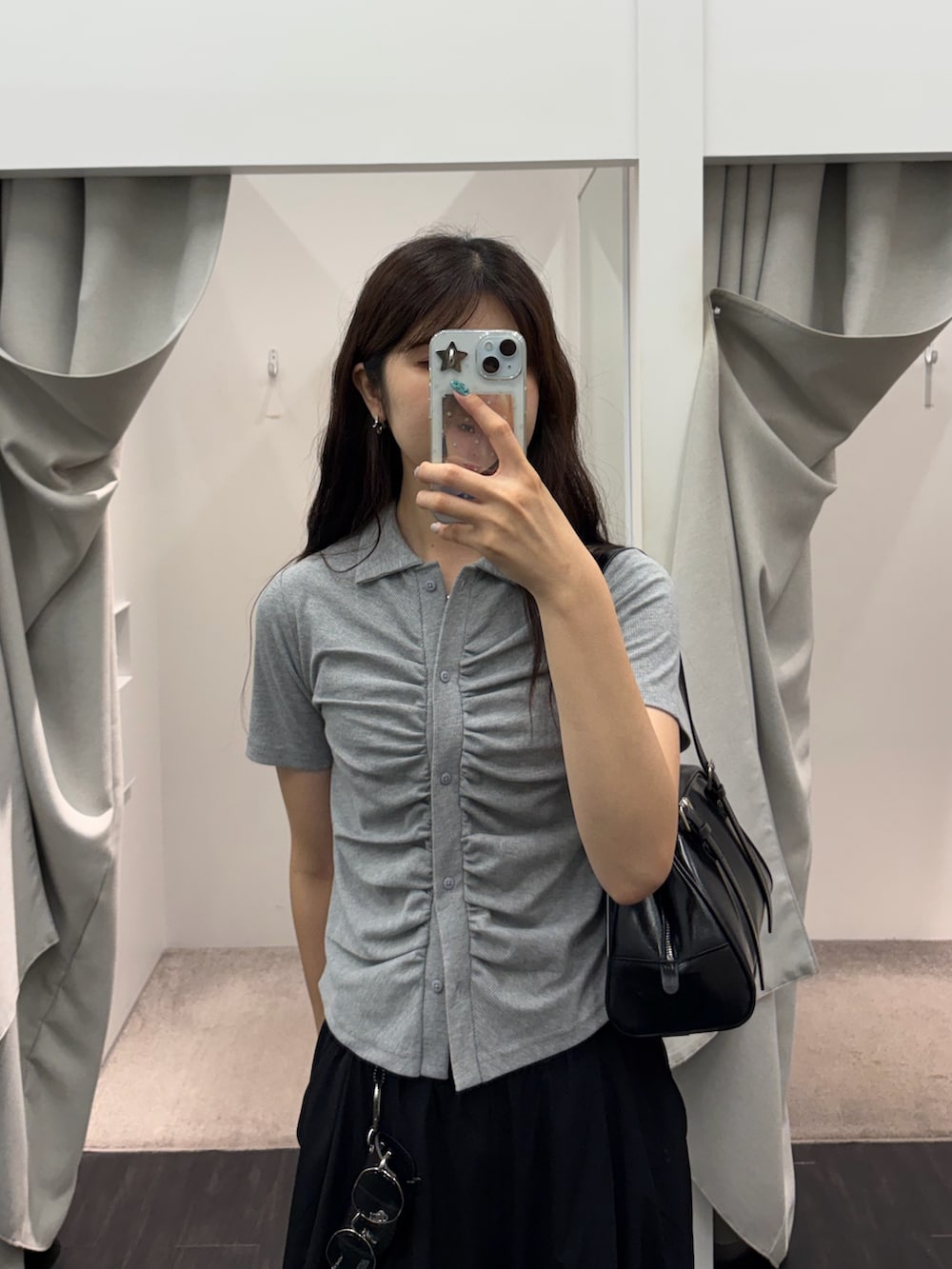 グレー系のTシャツ/カットソー、ブラック系のボストンバッグ、ブラック系のその他パンツを着用したレディースの秋コーディネートの4枚目の写真