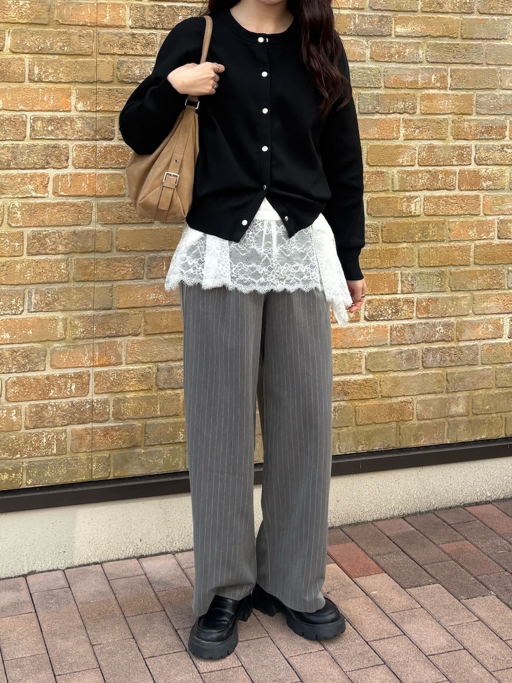 ブラック系のカーディガン/ボレロ、ホワイト系のTシャツ/カットソー、グレー系のその他パンツを着用したレディースの春コーディネートの3枚目の写真