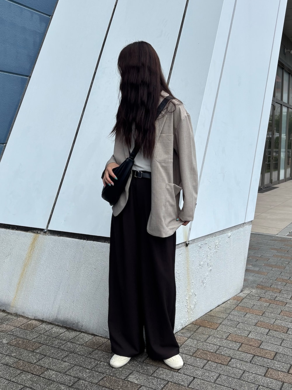 ベージュ系のシャツ/ブラウス、ホワイト系のTシャツ/カットソー、ブラック系のショルダーバッグを着用したレディースの夏コーディネートの3枚目の写真