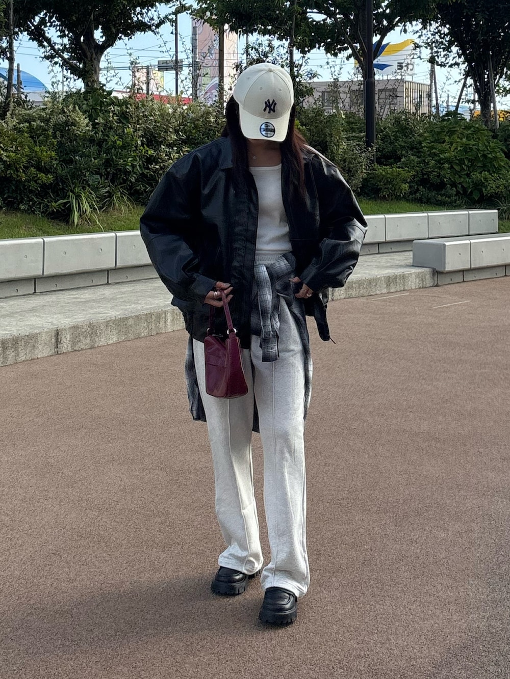 ブラック系のシャツ/ブラウス、レッド系のハンドバッグ、ホワイト系のスウェットパンツを着用したレディースの秋コーディネートの2枚目の写真