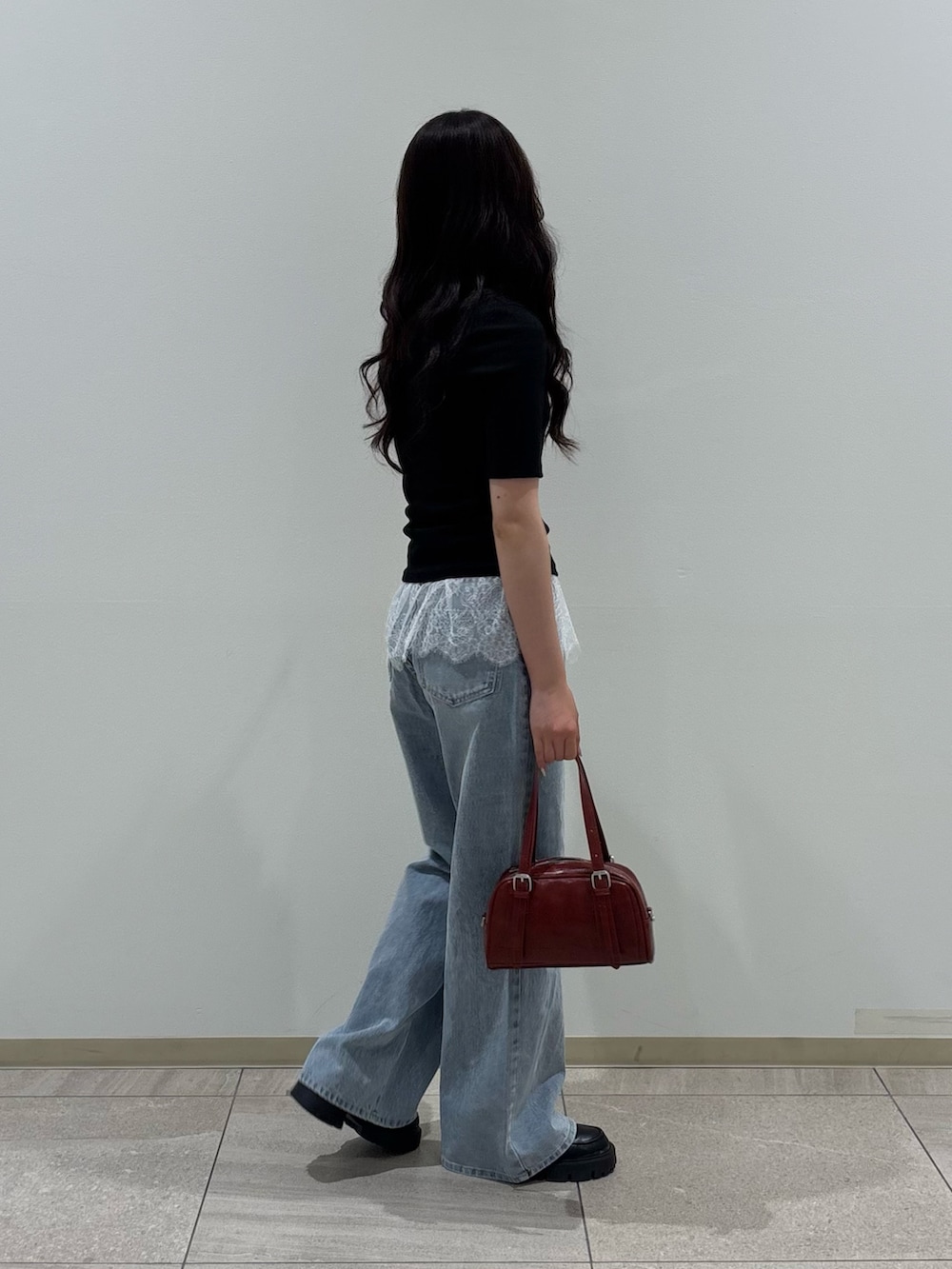 ブラック系のTシャツ/カットソー、ホワイト系のキャミソール、レッド系のボストンバッグを着用したレディースの夏コーディネートの4枚目の写真