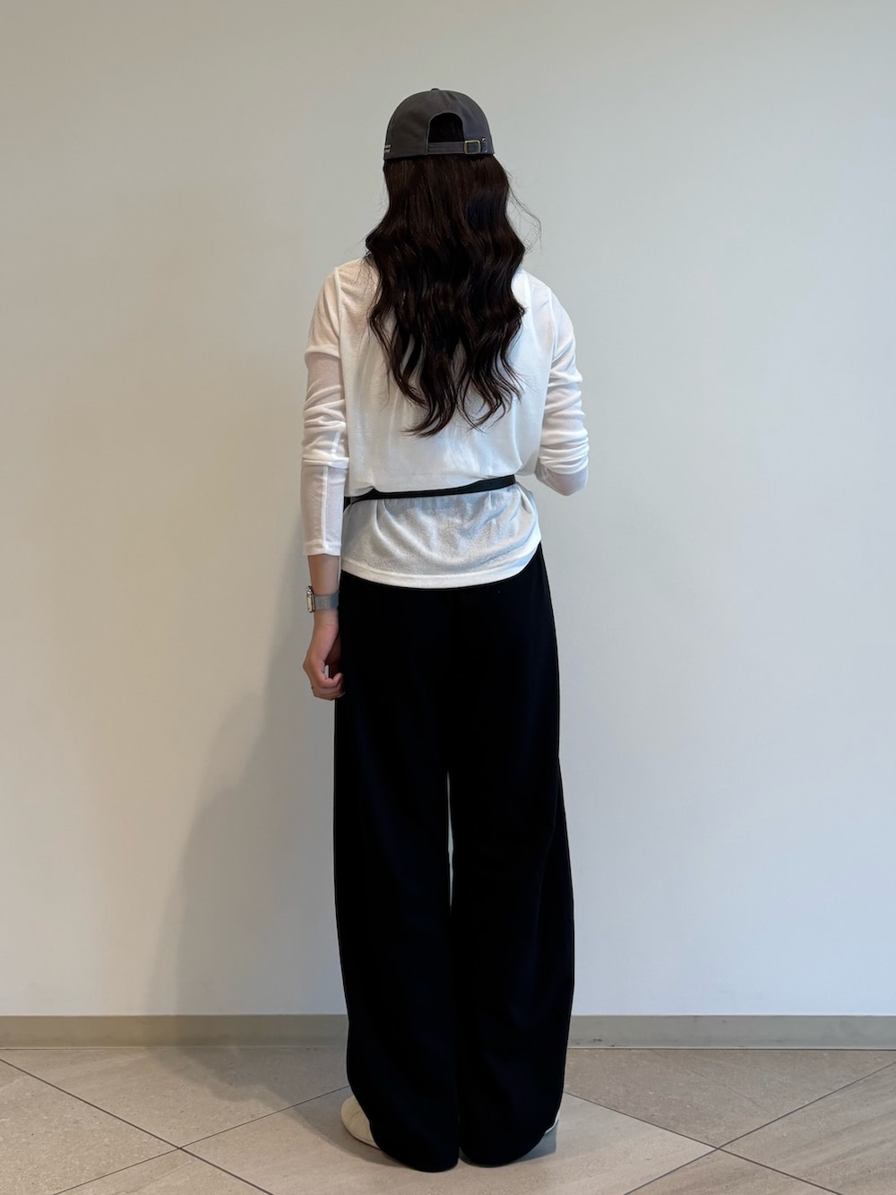 ホワイト系のTシャツ/カットソー、ブラック系のスウェットパンツ、ブラック系のベルトを着用したレディースの夏コーディネートの3枚目の写真