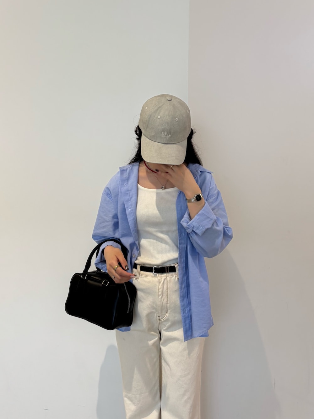 ホワイト系のデニムパンツ、ブラック系のボストンバッグ、ブルー系のシャツ/ブラウスを着用したレディースの夏コーディネートの3枚目の写真