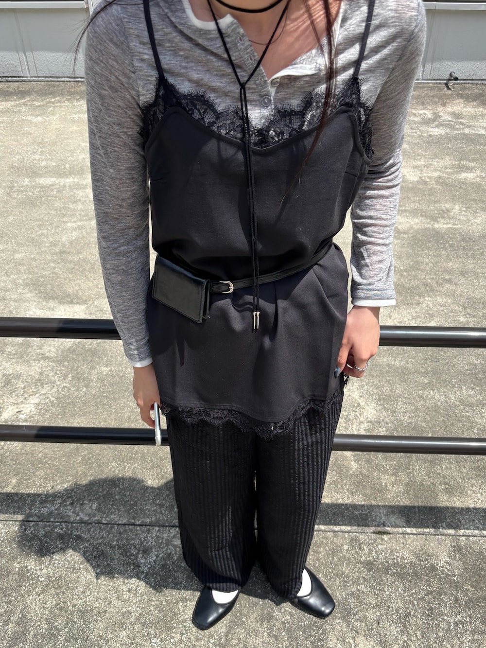 ブラック系のキャミソール、グレー系のTシャツ/カットソー、ブラック系のその他パンツを着用したレディースの春コーディネートの2枚目の写真
