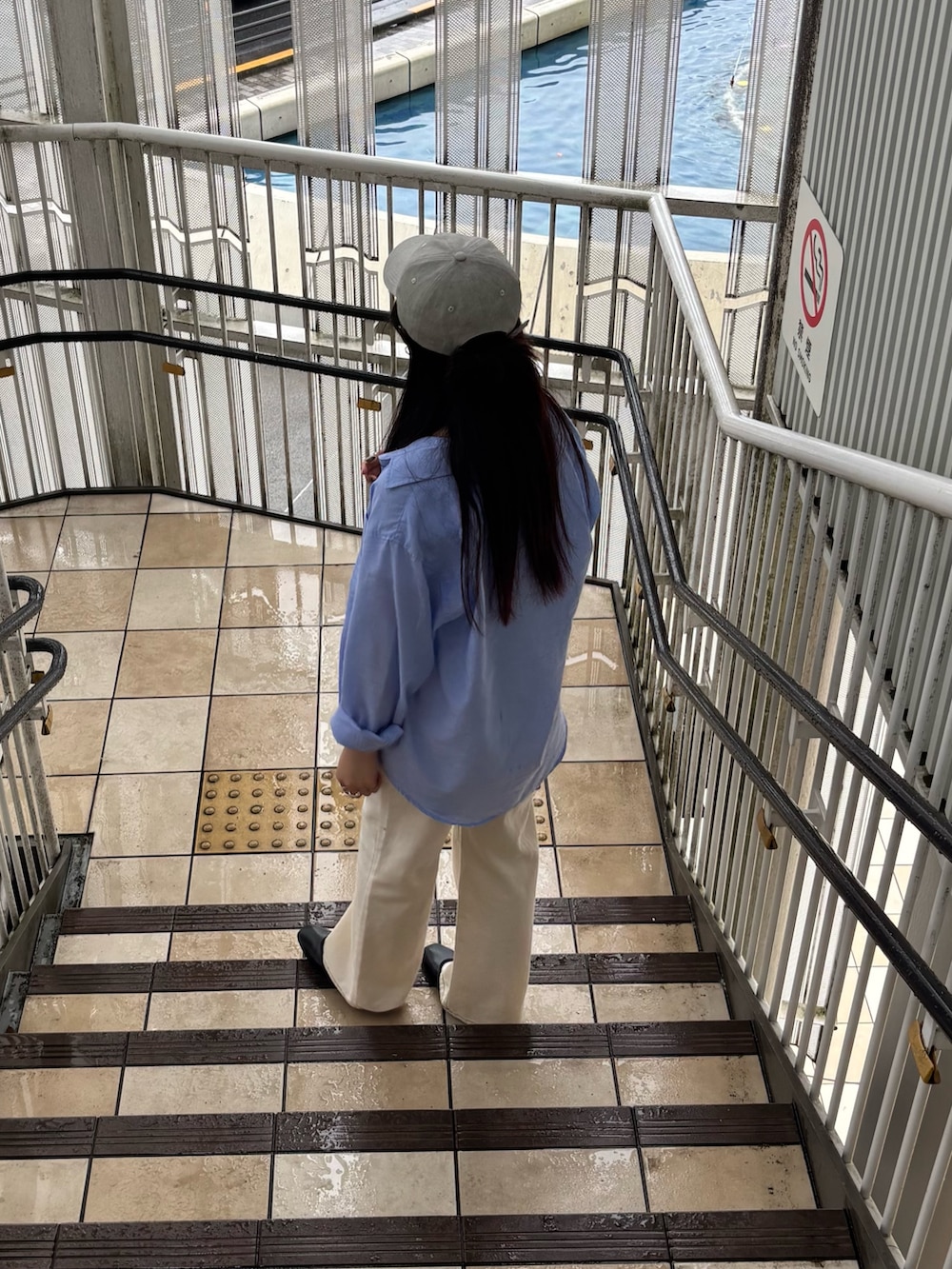 ホワイト系のデニムパンツ、ブラック系のボストンバッグ、ブルー系のシャツ/ブラウスを着用したレディースの夏コーディネートの2枚目の写真