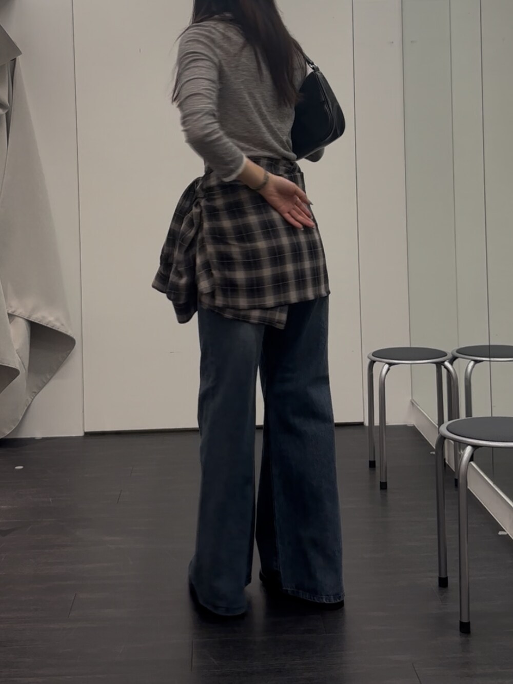 グレー系のTシャツ/カットソー、ブラック系のシャツ/ブラウス、ブラック系のハンドバッグを着用したレディースの秋コーディネートの2枚目の写真