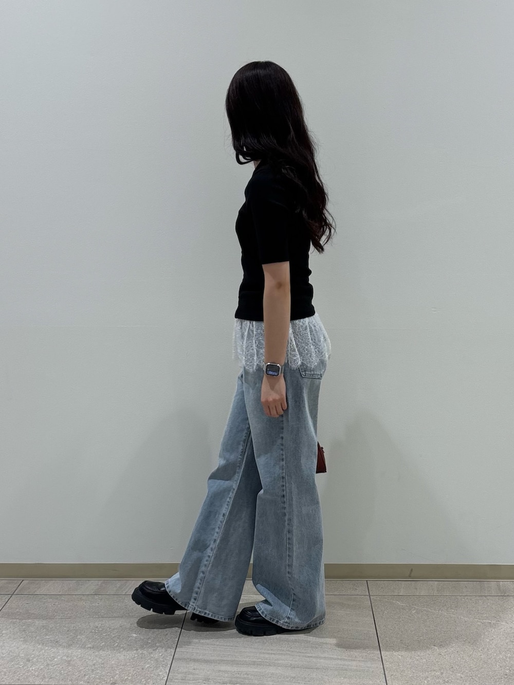 ブラック系のTシャツ/カットソー、ホワイト系のキャミソール、レッド系のボストンバッグを着用したレディースの夏コーディネートの3枚目の写真