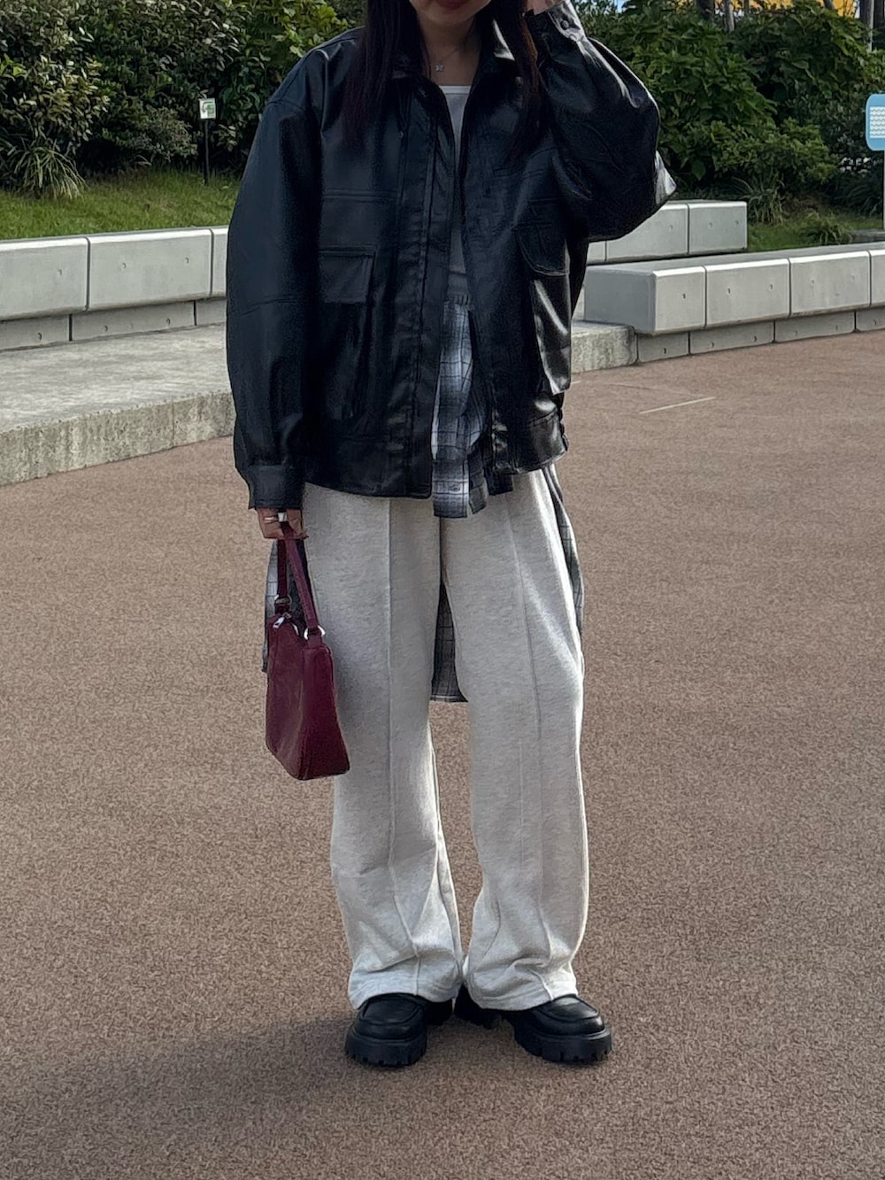 ブラック系のシャツ/ブラウス、レッド系のハンドバッグ、ホワイト系のスウェットパンツを着用したレディースの秋コーディネートの3枚目の写真