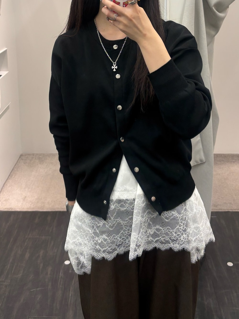 ブラック系のカーディガン/ボレロ、ホワイト系のTシャツ/カットソー、ブラウン系のスラックスを着用したレディースの冬コーディネートの2枚目の写真