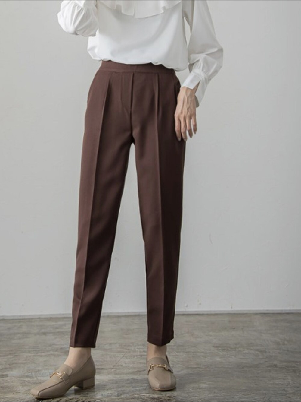 ブラウン系のその他パンツを着用したレディースの夏コーディネートの2枚目の写真